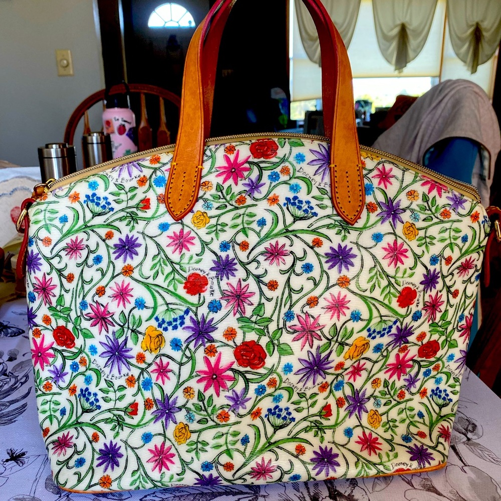 Vintage Dooney and Bourke 1975 purse in excellent condition!
